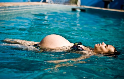 femme enceinte piscine