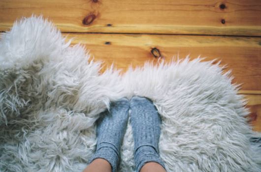 Des chaussettes chaudes et un tapis douillet pour un espace cocooning