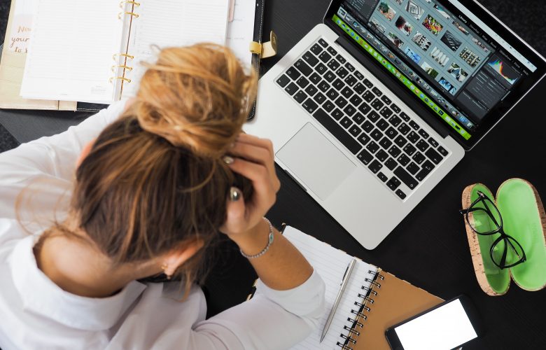 Une femme souffrant de stress au travail à son bureau
