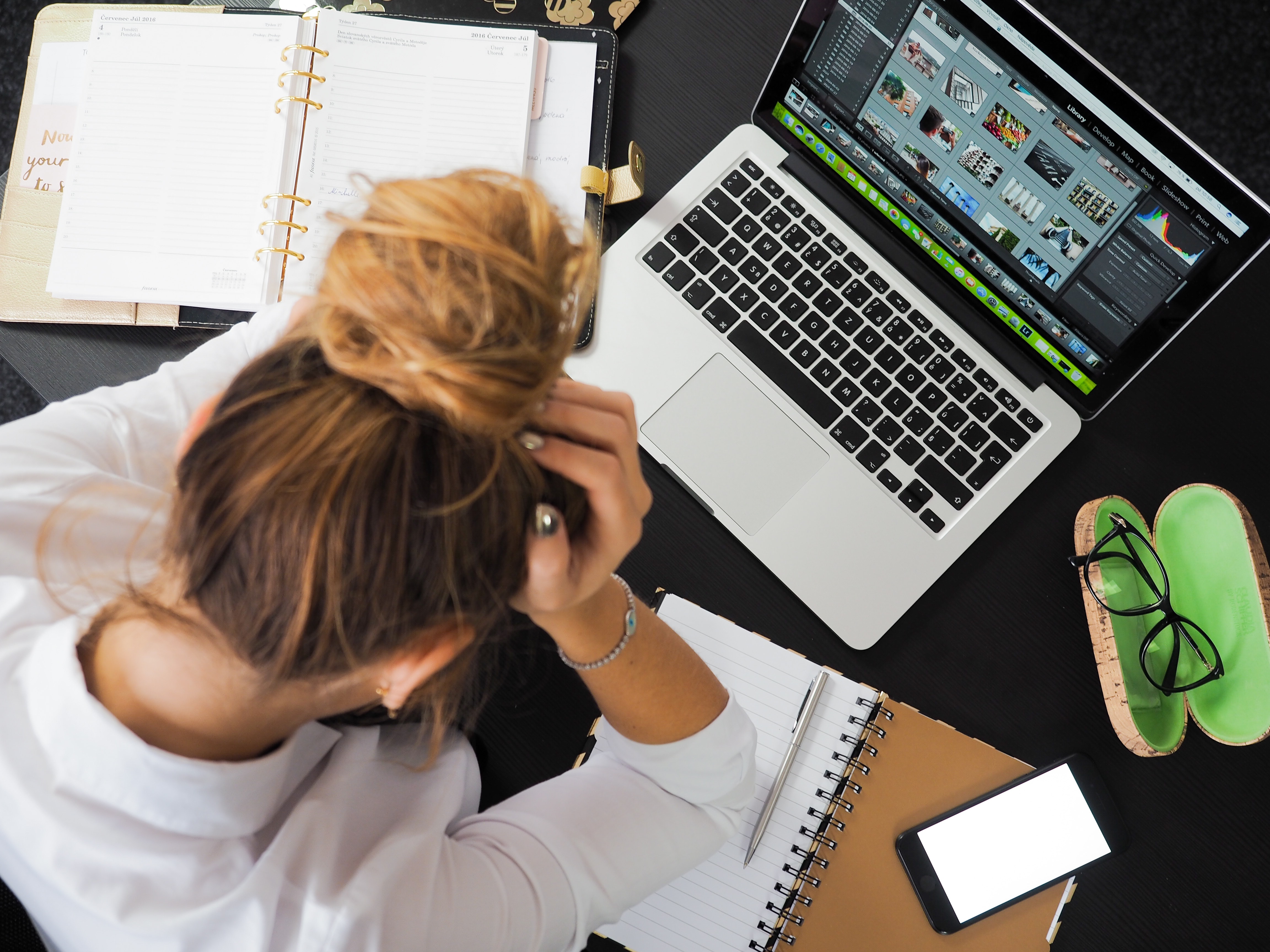 Une femme souffrant de stress au travail à son bureau