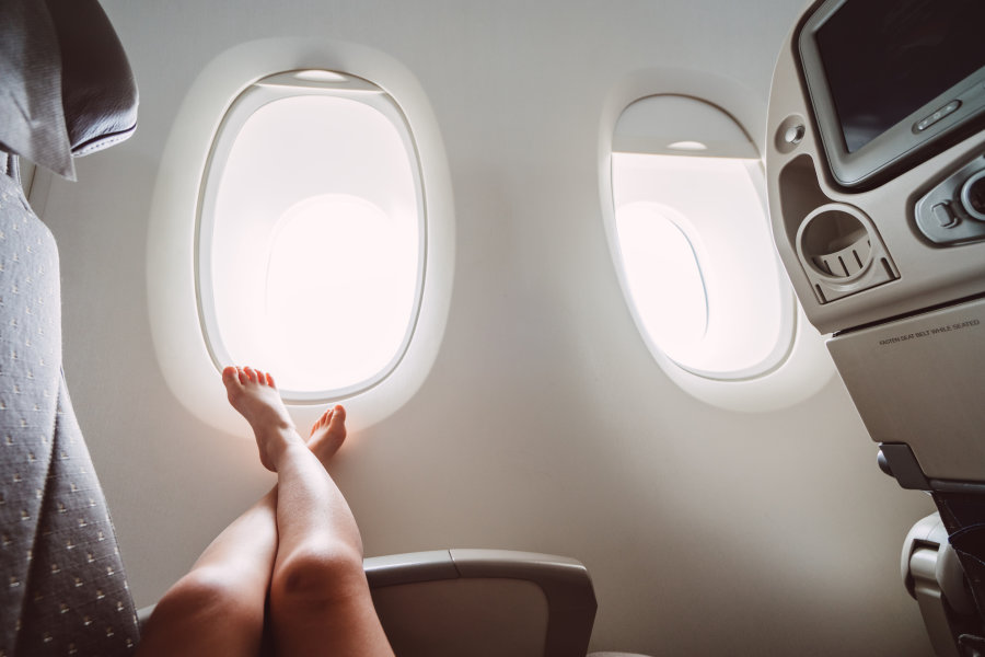 Jeune fille qui fait une sieste dans l'avion pour éviter le décalage horaire
