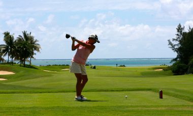 femme pratiquant le golf