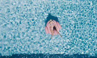 Femme installée dans une bouée vue du dessus