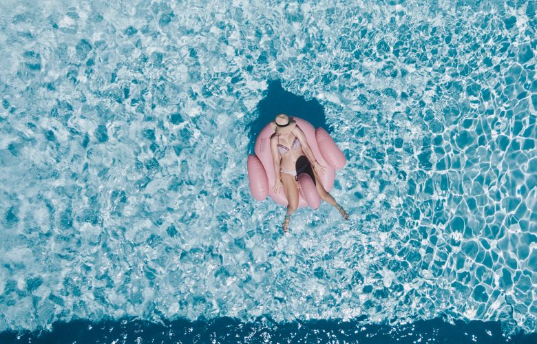 Femme installée dans une bouée vue du dessus