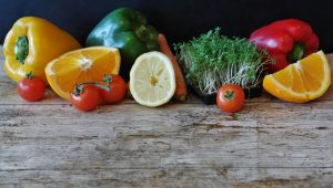 fruits et légumes sur une table en bois