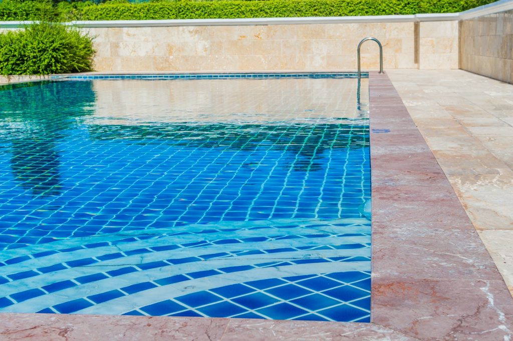 Une piscine de rêve avec sol en pierre