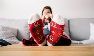 Jeune femme qui se prélasse dans sa maison chauffée au gaz naturel