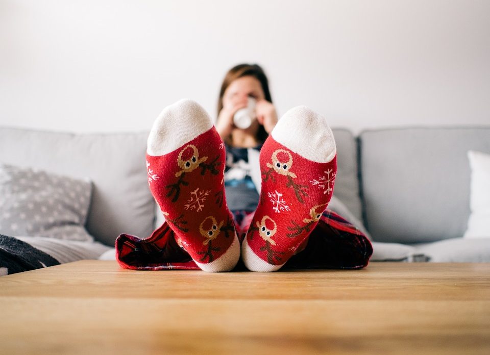 Jeune femme qui se prélasse dans sa maison chauffée au gaz naturel