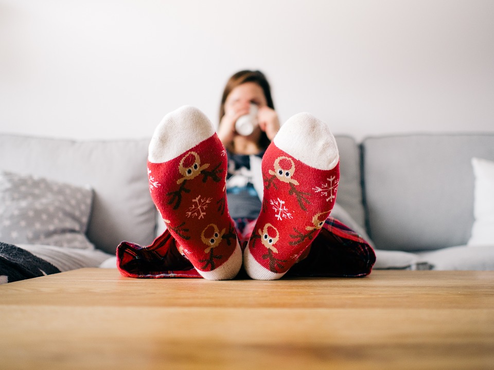 Jeune femme qui se prélasse dans sa maison chauffée au gaz naturel