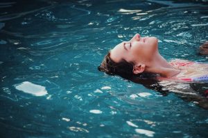 Nageuse dans une piscine