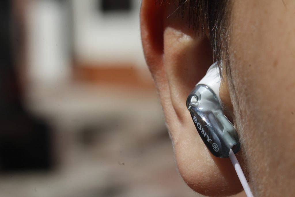 Oreille d'un homme qui porte un écouteur