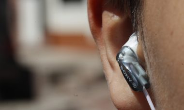 Oreille d'un homme qui porte un écouteur