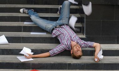 Jeune homme qui a fait une chute dans les escaliers