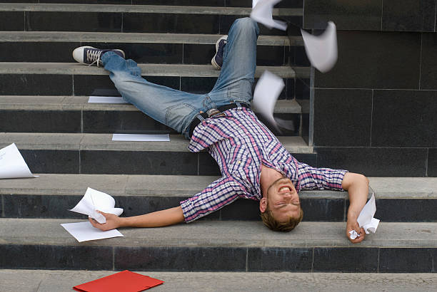 Jeune homme qui a fait une chute dans les escaliers