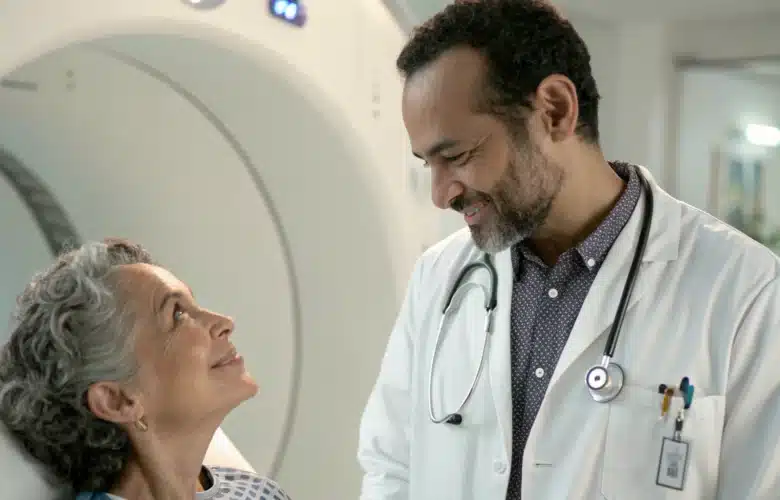 personne se faisant aider par un médecin